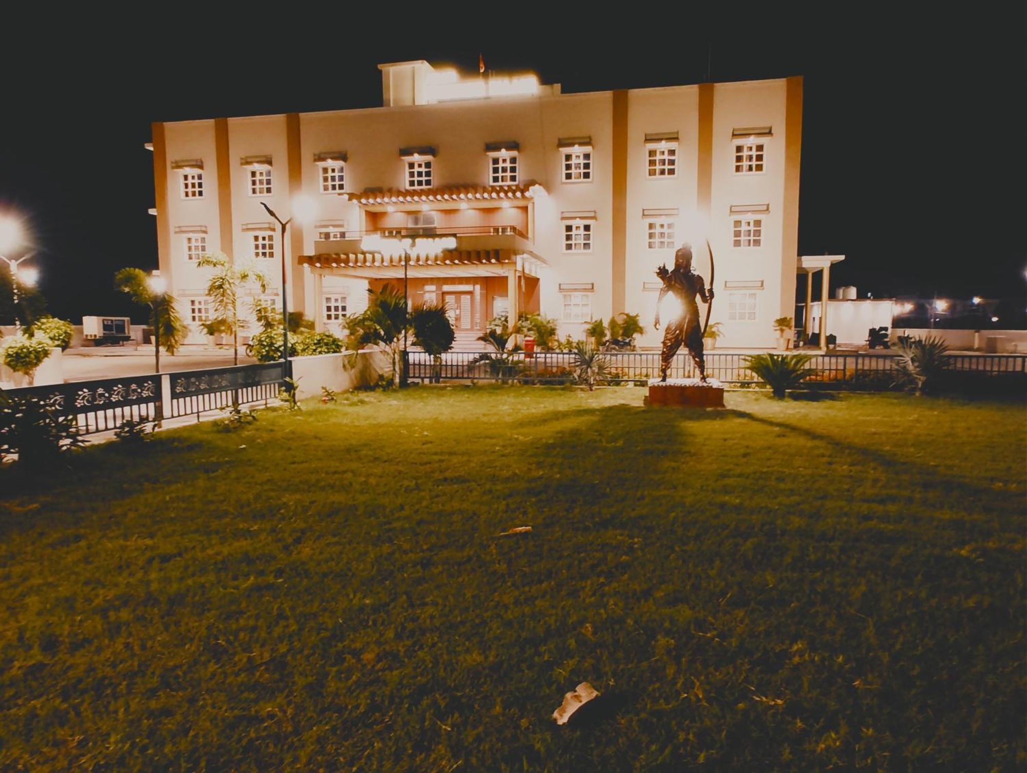 Avadh Sunshine Palace Hotel And Resort Ayodhya Kültér fotó